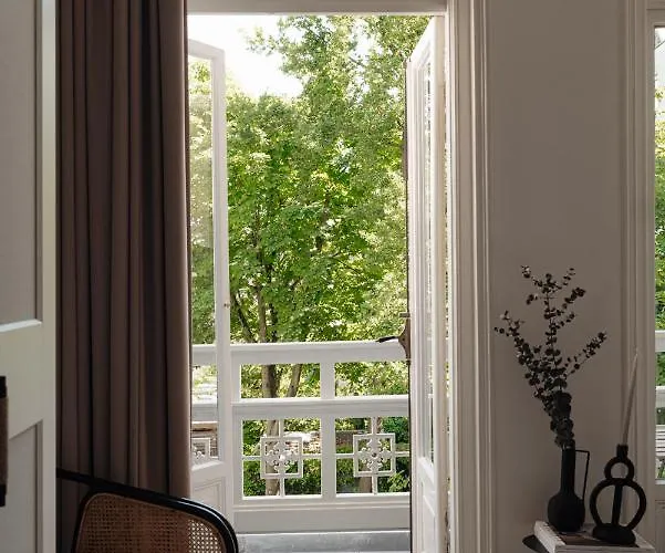 Spacious 2 Bedroom *