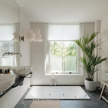 Spacious 2 Bedroom *